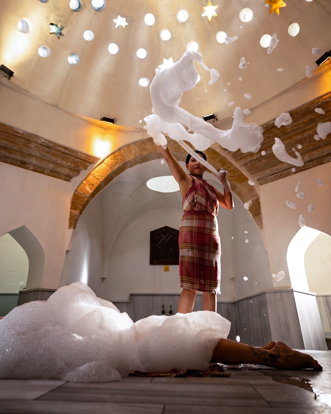 Theatrical extended foam ritual during the Sultan hammam experience